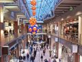 Panorama dell'interno di un centro commerciale affollato durante un periodo festivo