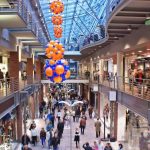 Panorama dell'interno di un centro commerciale affollato durante un periodo festivo