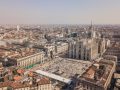 Vista angolata dall'alto di Milano, con al centro piazza del Duomo