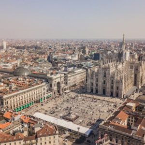 Vista angolata dall'alto di Milano, con al centro piazza del Duomo