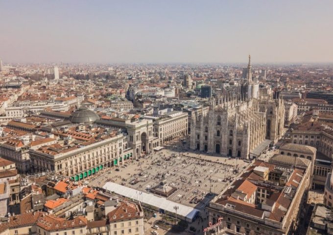 Vista angolata dall'alto di Milano, con al centro piazza del Duomo