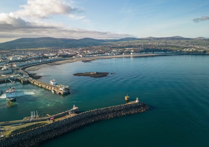 Vista dall'alto dell'area costiera della città di Douglas, capitale dell'Isola di Man, nel Regno Unito