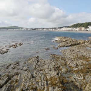 Panorama di un tratto di costa dell'Isola di Man, nel Regno Unito, con gli edifici della cittadina di Douglas, la capitale, affacciati sul mare