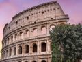 Il Colosseo di Roma visto dall'esterno al tramonto