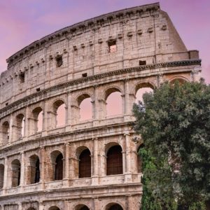 Il Colosseo di Roma visto dall'esterno al tramonto