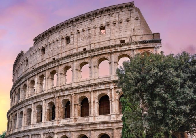 Il Colosseo di Roma visto dall'esterno al tramonto