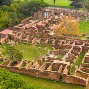 Vista aerea delle Terme Romane di Nettuno e della Caserma dei Vigili del Fuoco di Ostia Antica, vicino Roma