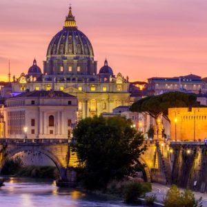 Panorama di Roma al tramonto, con la Basilica di San Pietro sullo sfondo