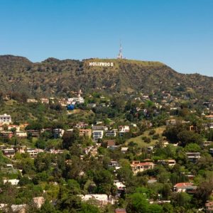 Panorama dell'area di Los Angeles con la scritta “Hollywood” sulle colline