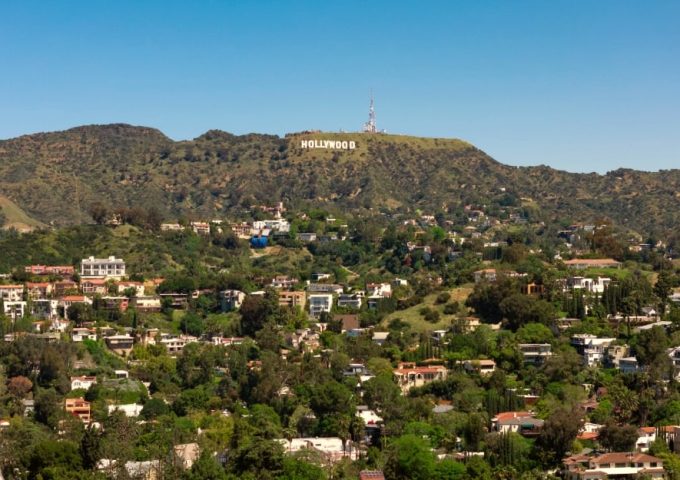 Panorama dell'area di Los Angeles con la scritta “Hollywood” sulle colline