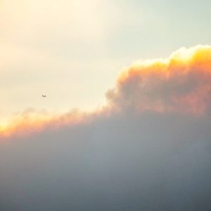 Un aereo vola attraverso il fumo e le nuvole causati dagli incendi boschivi a Los Angeles