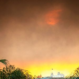 Il fumo dell'incendio boschivo illumina l'alba del mattino sul centro di Los Angeles