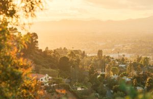 Vista del tramonto dall'Universal City Overlook su Mulholland Drive a Los Angeles