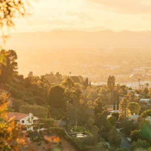 Vista del tramonto dall'Universal City Overlook su Mulholland Drive a Los Angeles