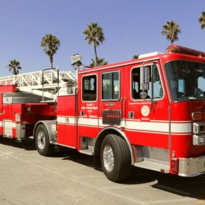 Un'autopompa dei pompieri di Los Angeles, con alcune palme sullo sfondo