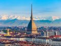 Vista aerea su Torino, con al centro la Mole Antonelliana e alle spalle le montagne con le cime innevate