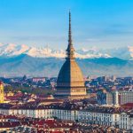 Vista aerea su Torino, con al centro la Mole Antonelliana e alle spalle le montagne con le cime innevate