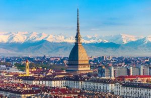 Vista aerea su Torino, con al centro la Mole Antonelliana e alle spalle le montagne con le cime innevate