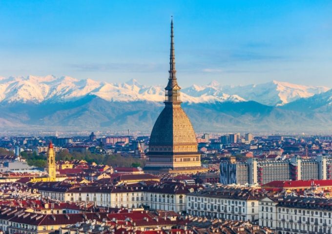 Vista aerea su Torino, con al centro la Mole Antonelliana e alle spalle le montagne con le cime innevate